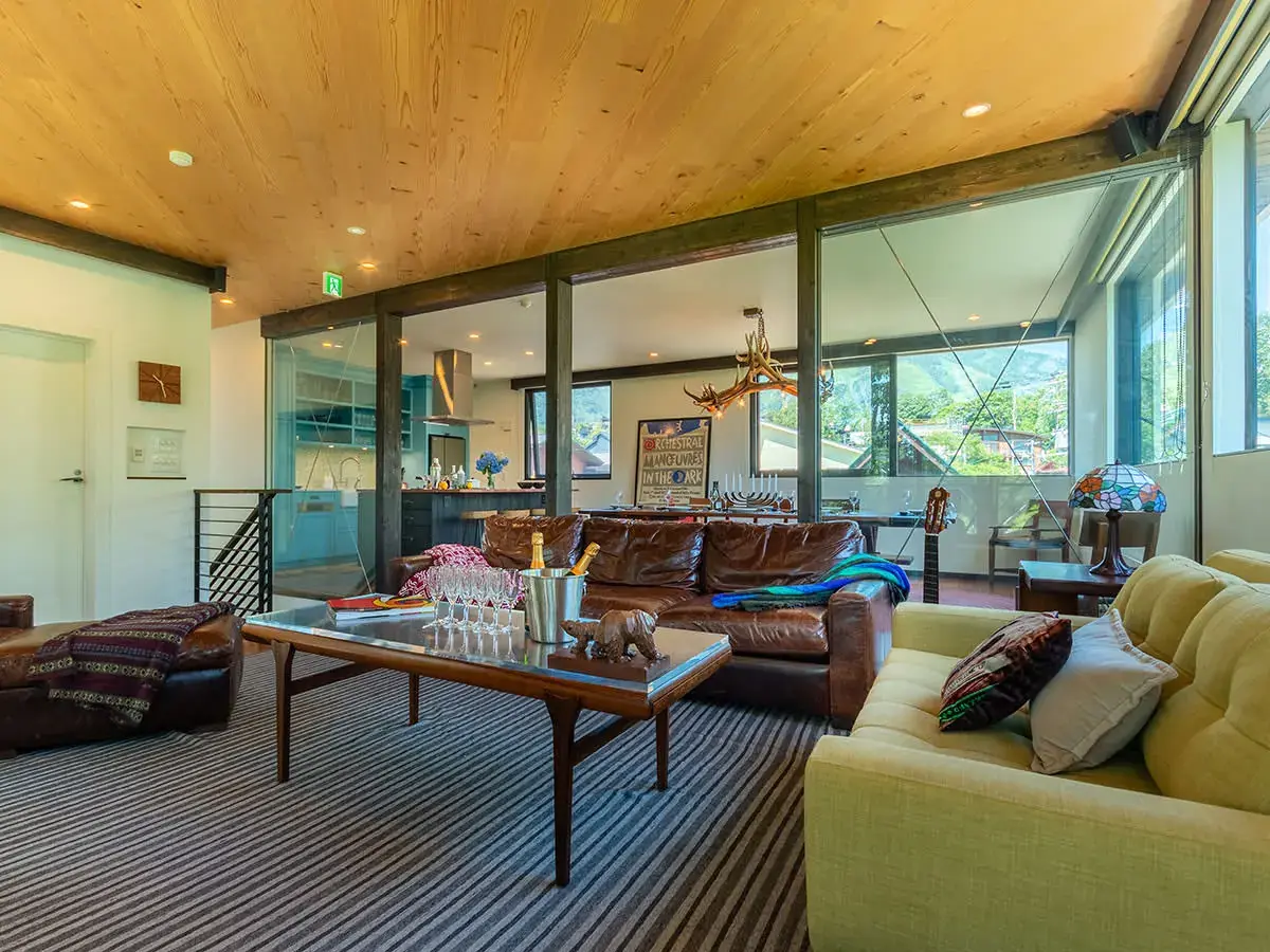 4 BR Mountain-View Ski Chalet Niseko — luxury 4-bedroom chalet in Lower Hirafu, Niseko, Japan