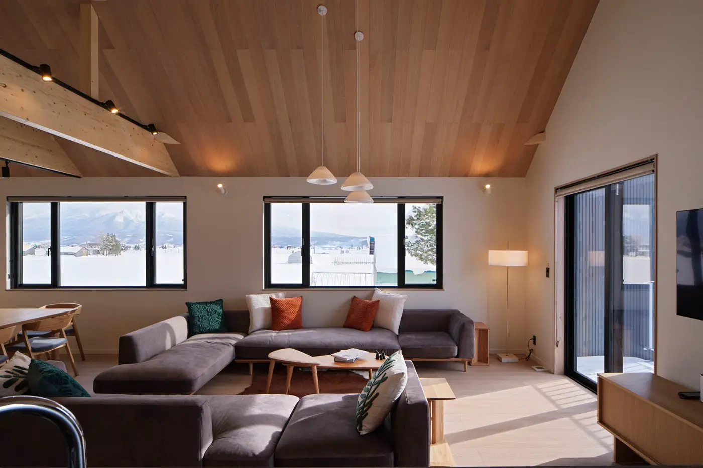 3 BR Mountain-View Contemporary Chalet Furano — luxury 3-bedroom chalet in Nakafurano, Furano, Japan