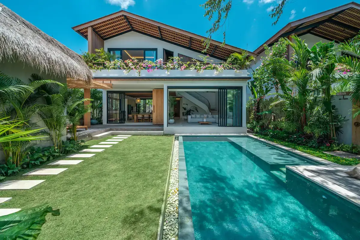 4 BR Tropical-Modern Fully Staffed Residence Canggu — luxury 4-bedroom villa in Canggu, Bali, Indonesia