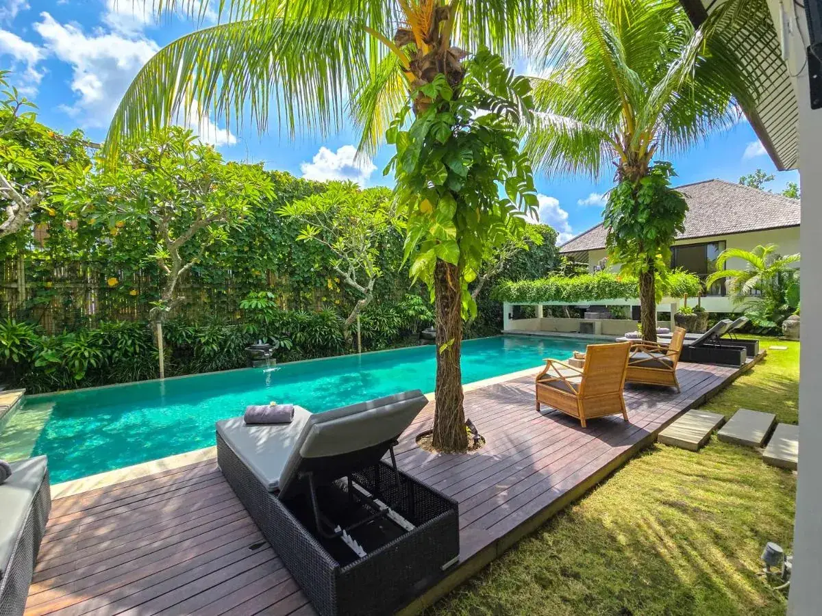 7 BR Tropical Garden Pool Villa Canggu — luxury 7-bedroom villa in Canggu, Bali, Indonesia