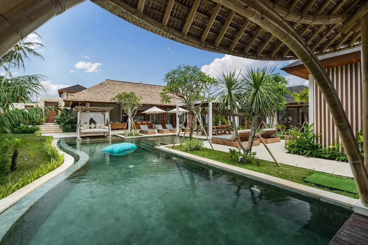 6 BR Thatched Tropical Garden Villa Ubud — luxury 6-bedroom villa in Ubud, Bali, Indonesia