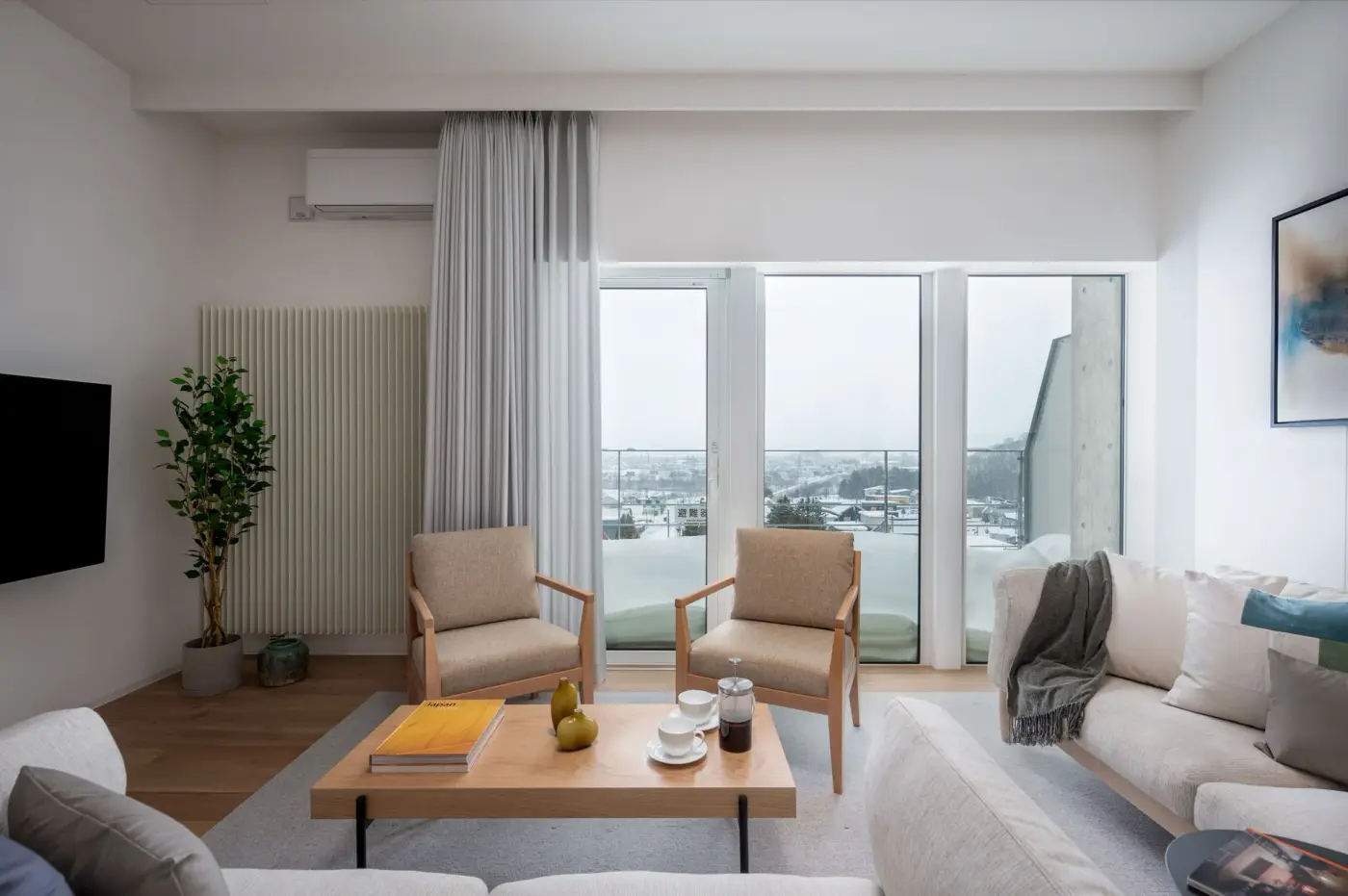 3 BR Contemporary Ski Residence Furano — luxury 3-bedroom apartment in Kitanomine, Furano, Japan