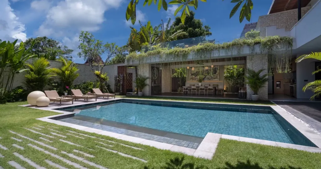 4 BR Tropical-Modern Garden Villa Canggu, Canggu, Bali, Indonesia — photo 3 of 17