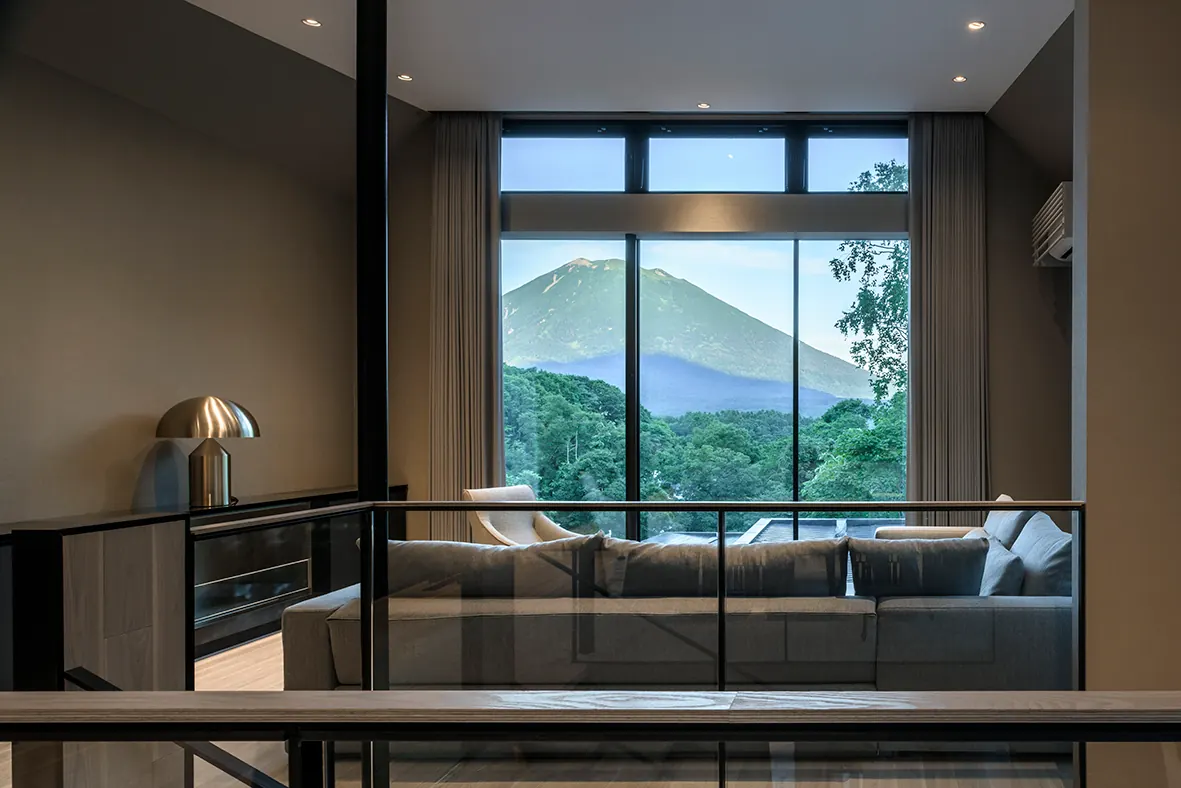4 BR Mountain-View Contemporary Chalet Niseko — luxury 4-bedroom chalet in Lower Hirafu, Niseko, Japan