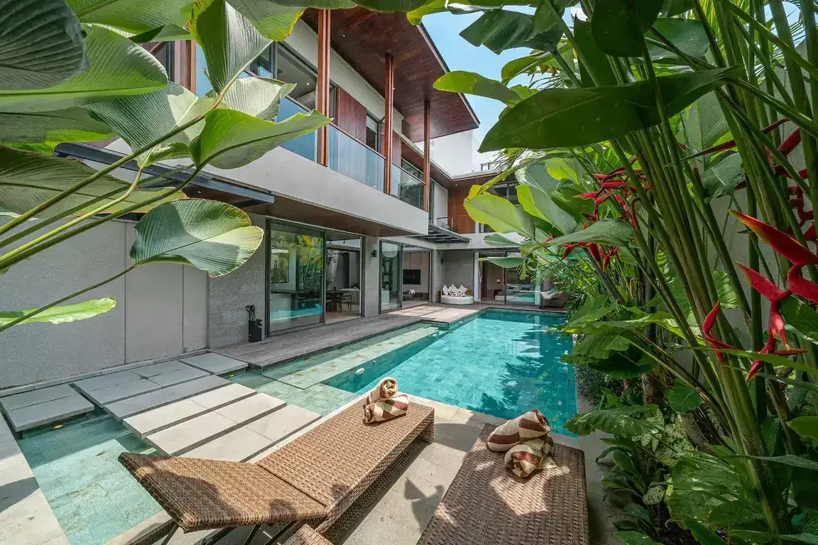4 BR Walk-to-Beach Infinity-Pool Villa Canggu — luxury 4-bedroom villa in Canggu, Bali, Indonesia