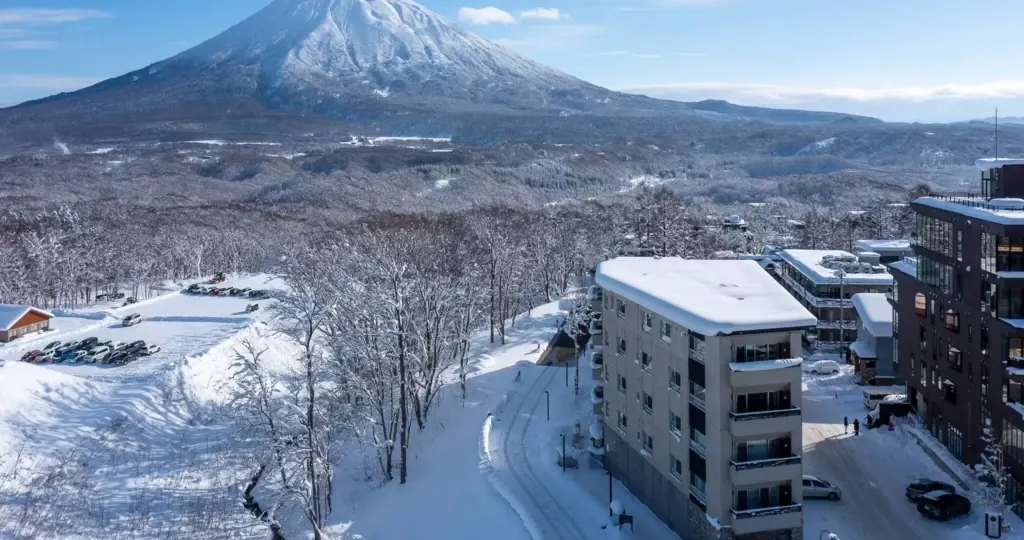 3 BR Ski Mountain-View Residence Niseko — luxury 3-bedroom suite in Niseko, Japan