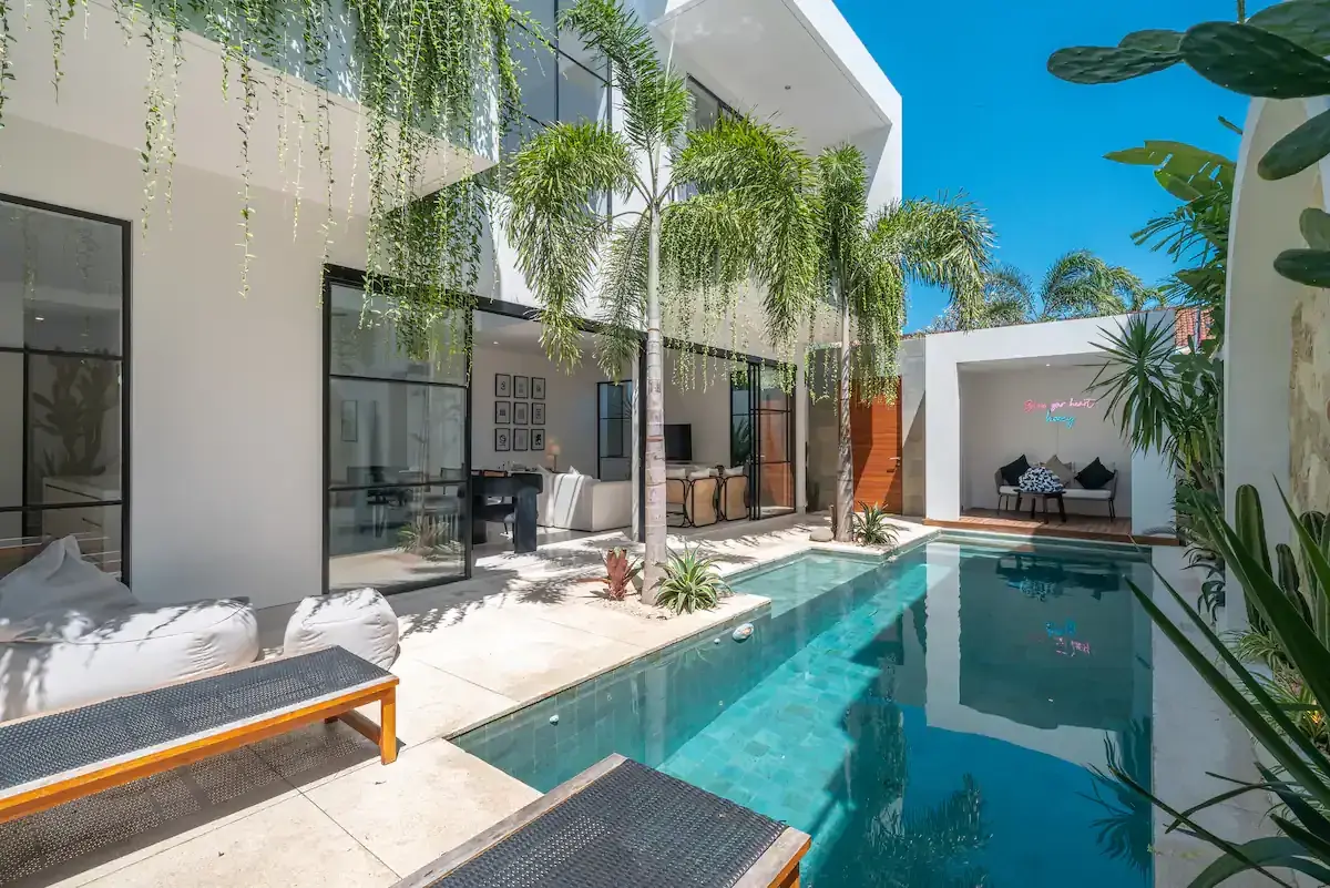 4 BR Modern Fully Staffed Villa Canggu — luxury 4-bedroom villa in Canggu, Bali, Indonesia
