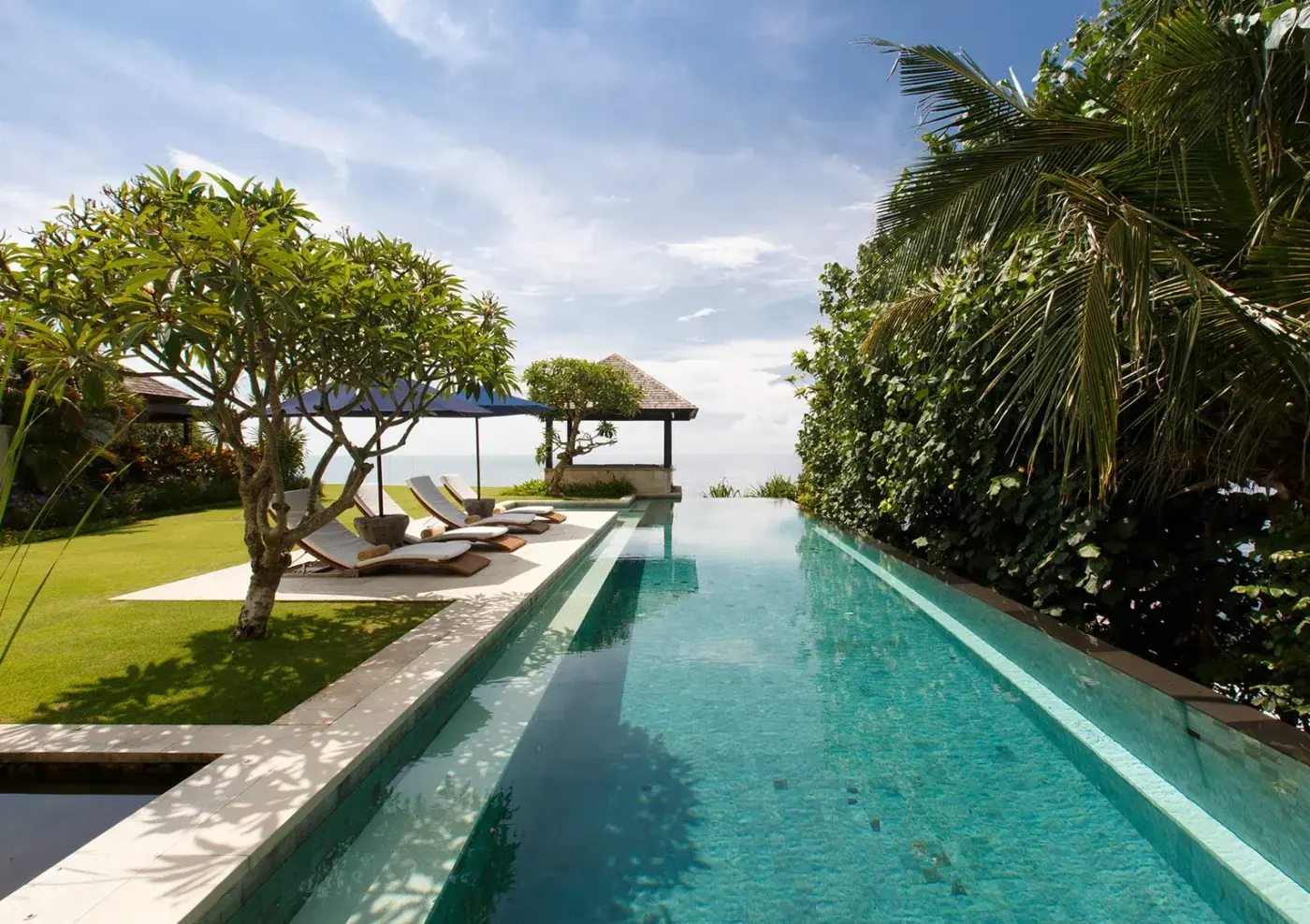 5 BR Tropical Garden Sea-View Retreat Uluwatu — luxury 5-bedroom villa in Uluwatu, Bali, Indonesia