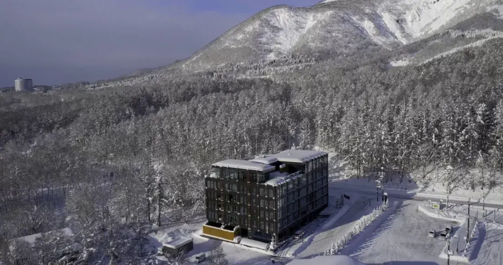 5 BR Volcano-View Onsen Residence Niseko — luxury 5-bedroom residence in Niseko, Japan