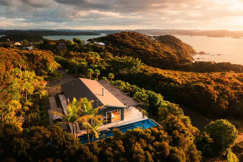 3 BR Clifftop Infinity-Pool Villa Bay of Islands, Bay of Islands, New Zealand — photo 2 of 17