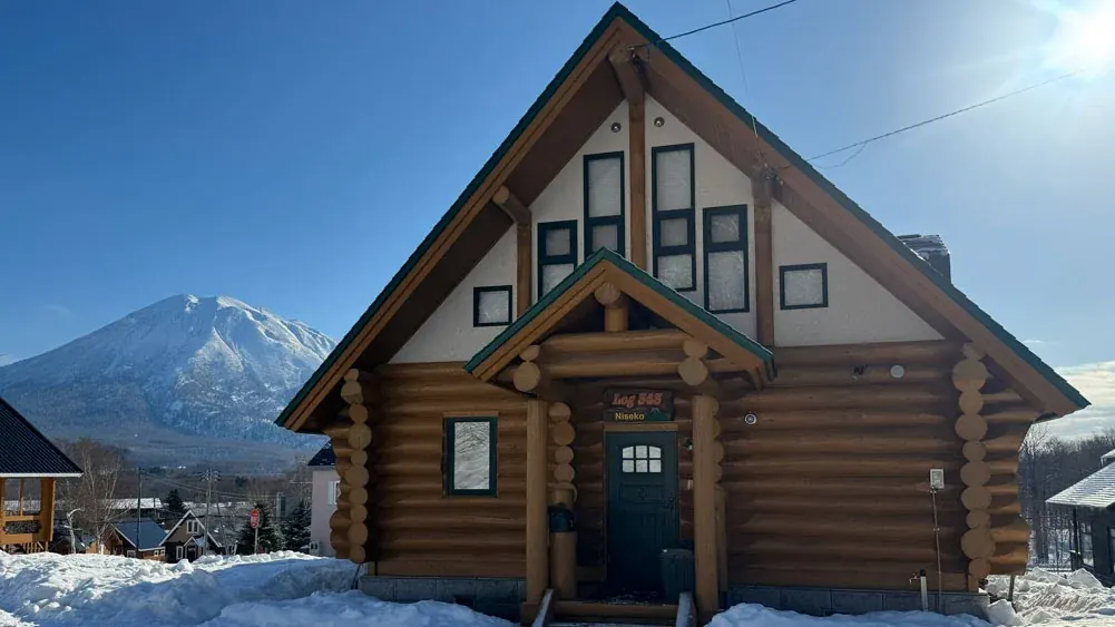 3 BR Mountain-View Timber Chalet Niseko — luxury villa in Niseko, Japan