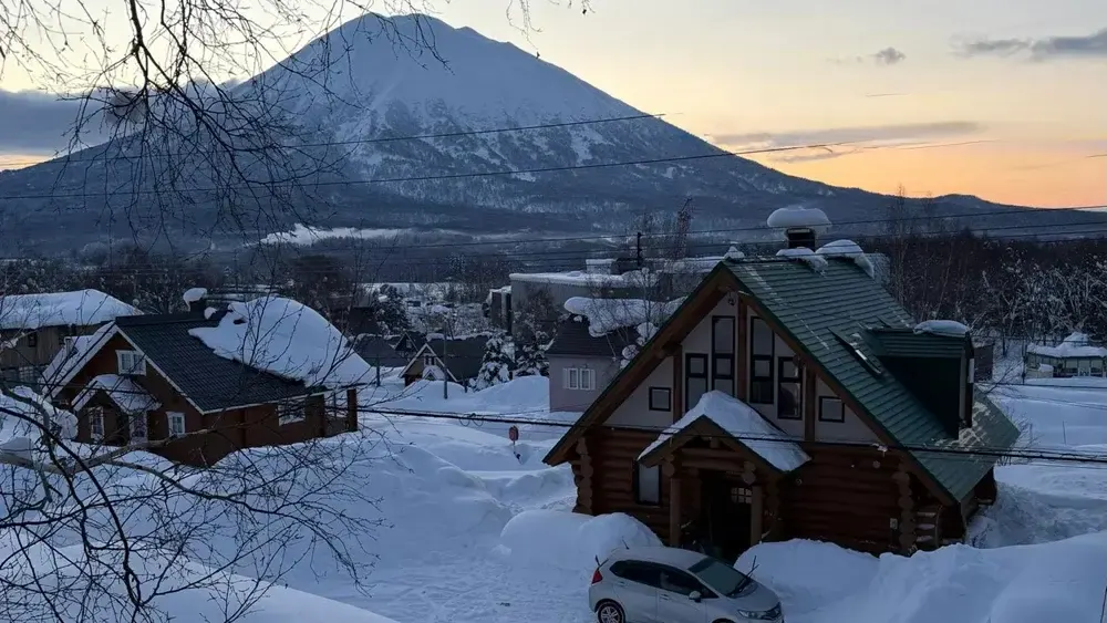 3 BR Mountain-View Timber Chalet Niseko, Niseko, Japan — photo 2 of 15