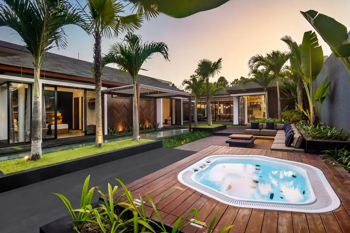 5 BR Tropical-Modern Courtyard Villa Ubud — luxury 5-bedroom villa in Ubud, Bali, Indonesia