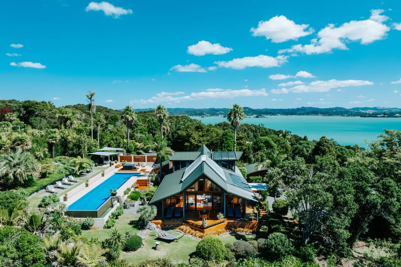 4 BR Infinity-Pool Timber Retreat Bay of Islands — luxury 4-bedroom villa in Bay of Islands, New Zealand