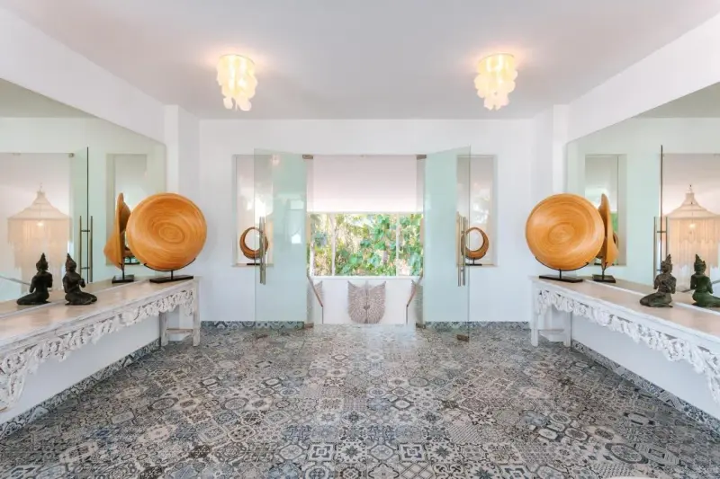 10 BR Walk-to-Beach White Estate Uluwatu, Uluwatu, Bali, Indonesia — photo 3 of 30