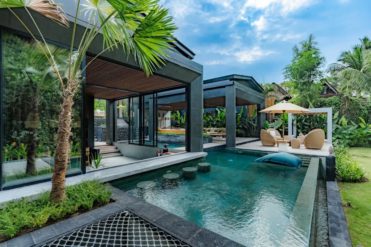 5 BR Tropical-Modern Glass Villa Ubud — luxury 5-bedroom villa in Ubud, Bali, Indonesia