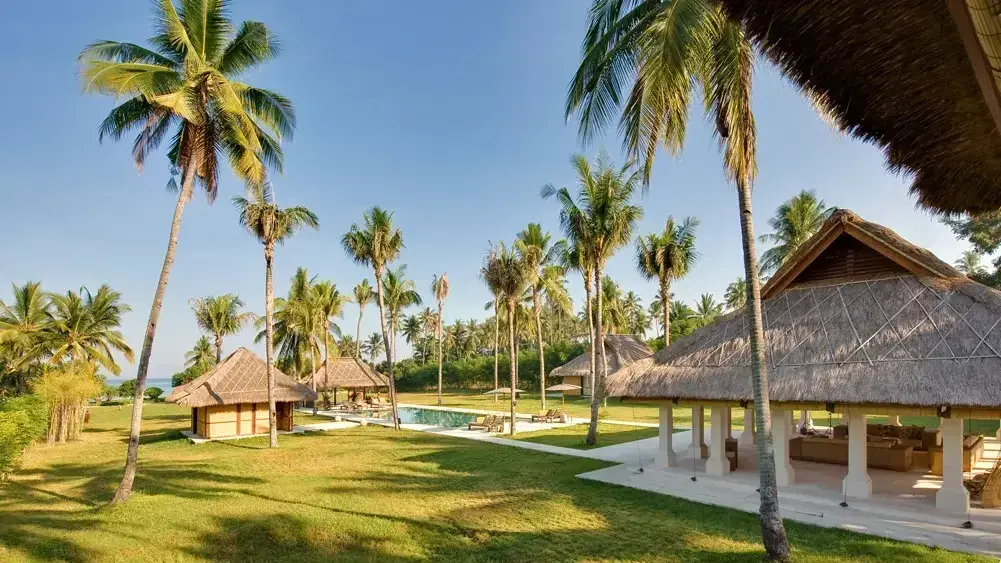 6 BR Beachfront Thatched Villa Lombok — luxury 6-bedroom villa in Lombok, Indonesia