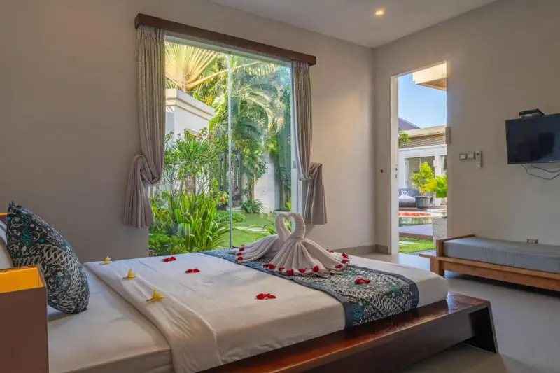 4 BR Walk-to-Beach Tropical Garden Villa Seminyak, Seminyak, Bali, Indonesia — photo 2 of 30