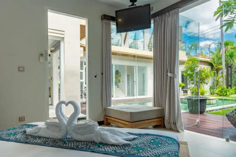 4 BR Walk-to-Beach Tropical Garden Villa Seminyak, Seminyak, Bali, Indonesia — photo 3 of 30