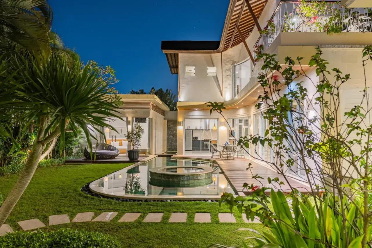 4 BR Walk-to-Beach Tropical Garden Villa Seminyak — luxury 4-bedroom villa in Seminyak, Bali, Indonesia